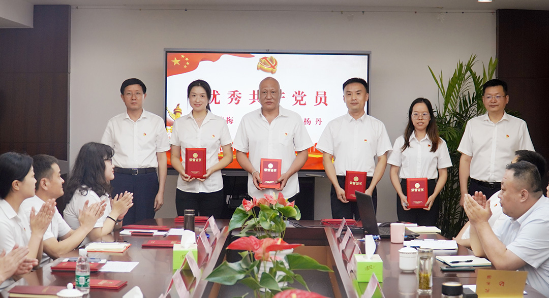 優(yōu)秀共產(chǎn)黨員2.jpg 優(yōu)秀共產(chǎn)黨員2.jpg